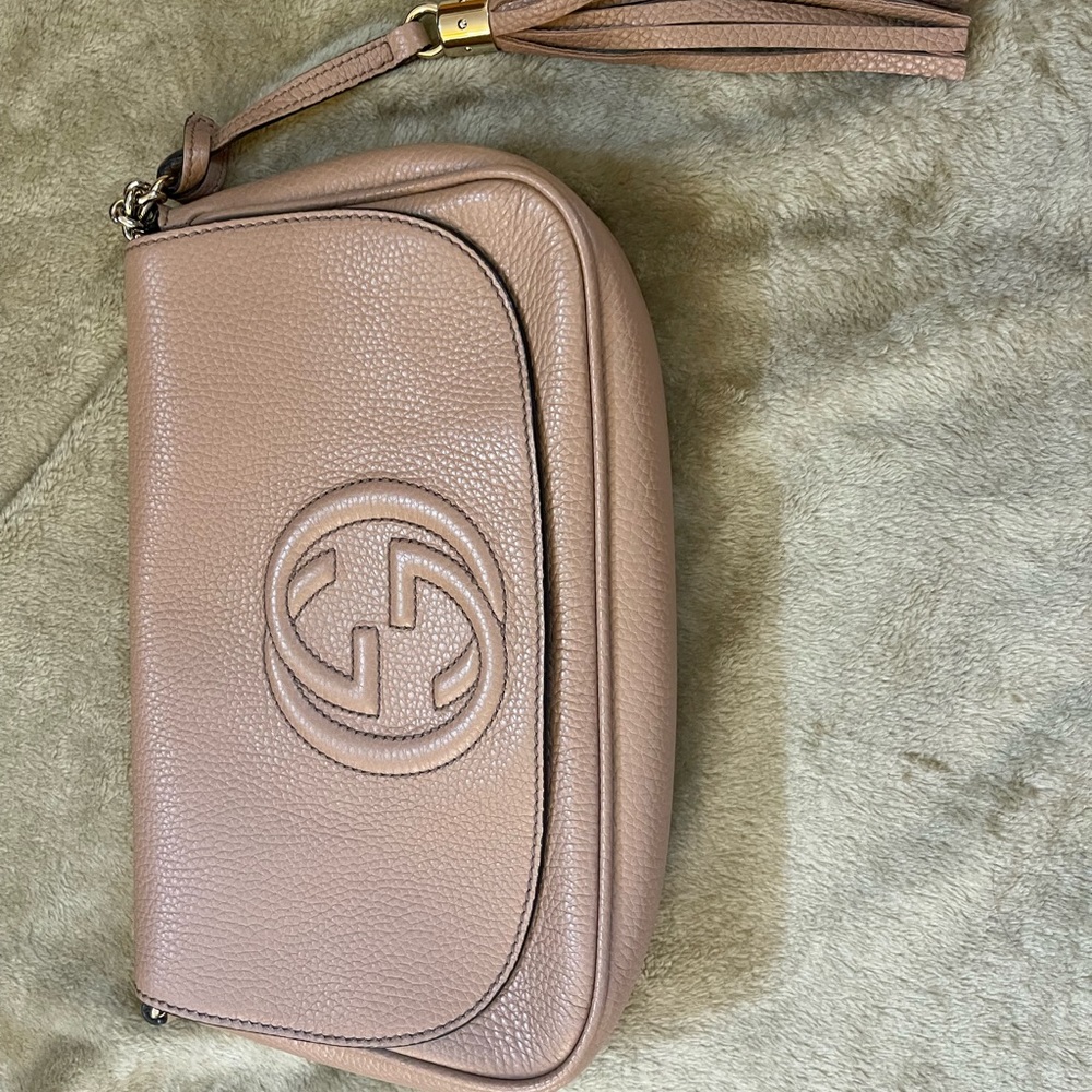 Pebbled Calfskin Medium Gucci Soho Flap Crossbody Camelia